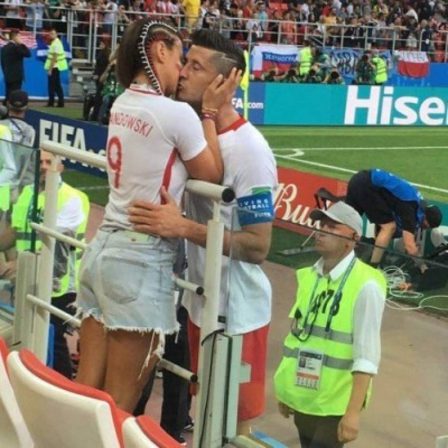 Momento romántico del Mundial: Lewandowski buscó a su novia y fue consolado tras la derrota