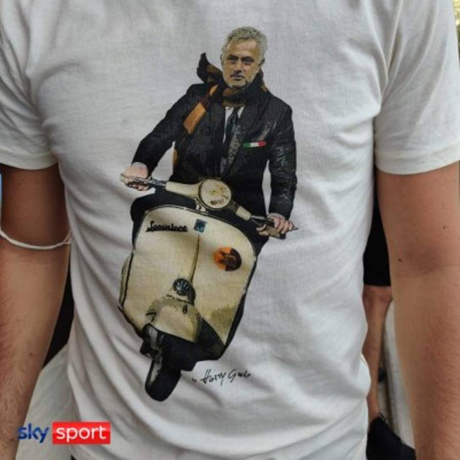 ¿Llegó el nuevo Papa? El brutal recibimiento a José Mourinho en Roma; su gesto con la afición