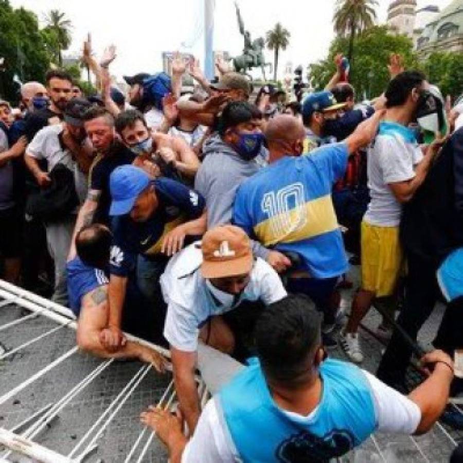 Enfrentamientos y caos total en las calles de Argentina durante el velorio de Diego Maradona