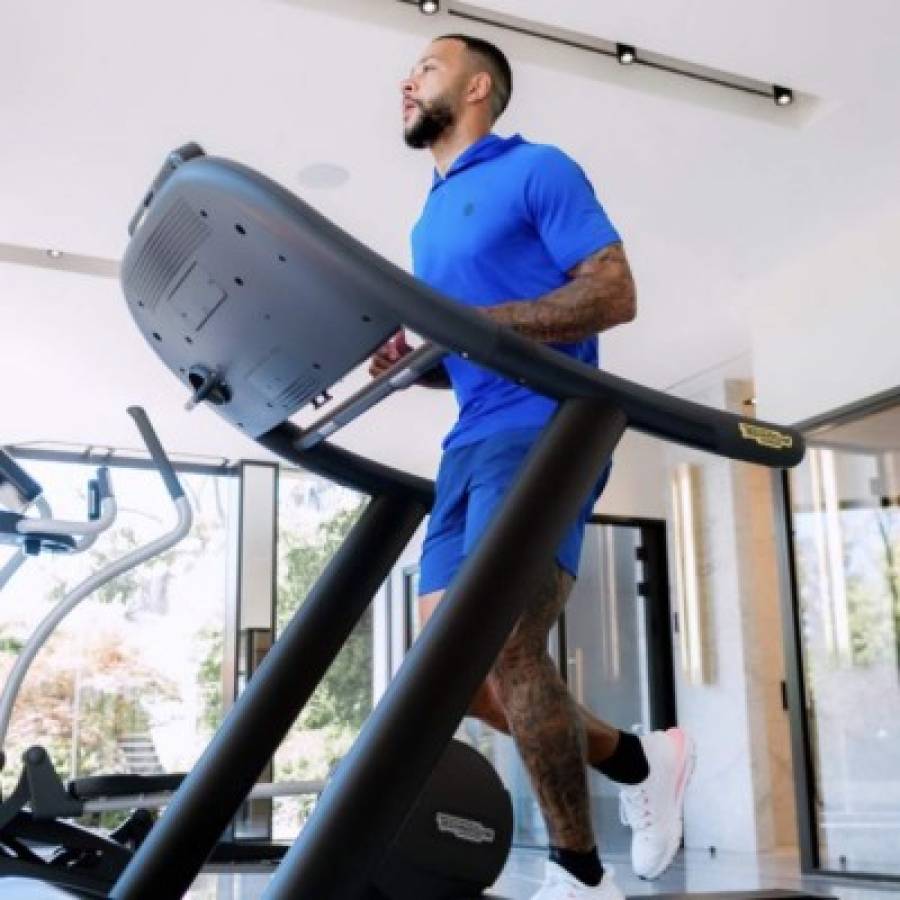 Bajo el agua, con perros y nuevo look: Así entrenan Memphis Depay y Haaland para la nueva temporada