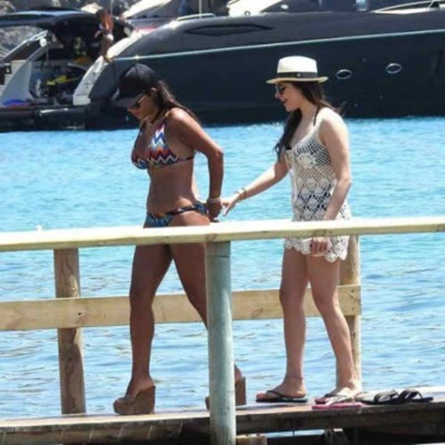Las vacaciones de Fábregas y su infartante mujer en Ibiza