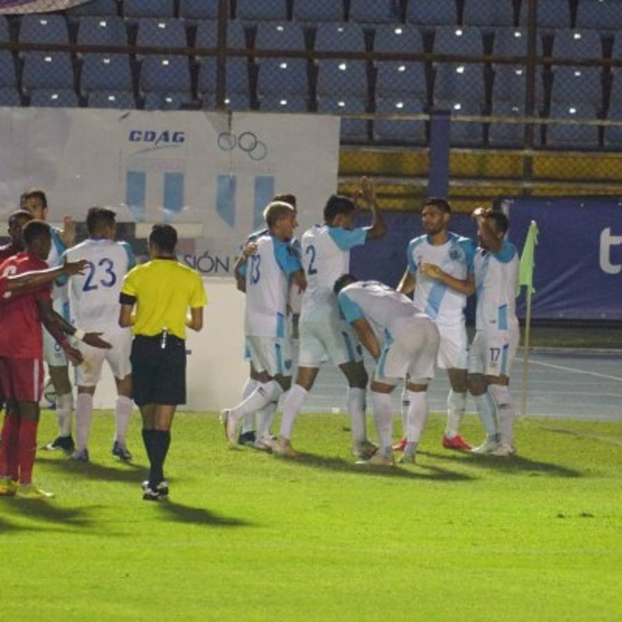 Los aficionados afuera del Cuscatlán, el cubano que llegó casi al entretiempo y la celebración de Alphonso Davies