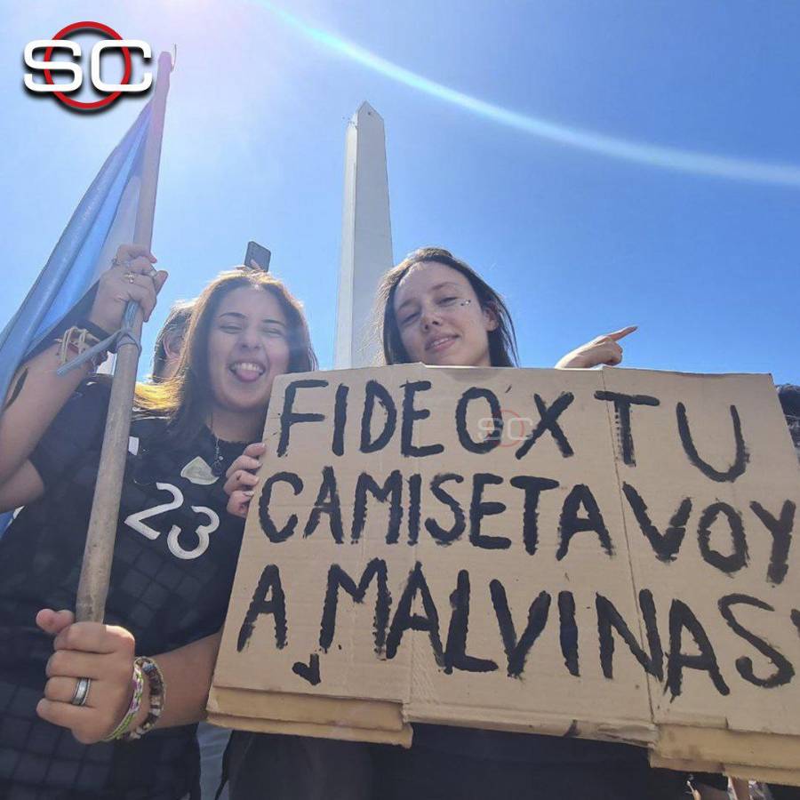 Cinco millones en la caravana de Argentina: Messi bebiendo alcohol, polémica foto de Otamendi y propuestas indecentes