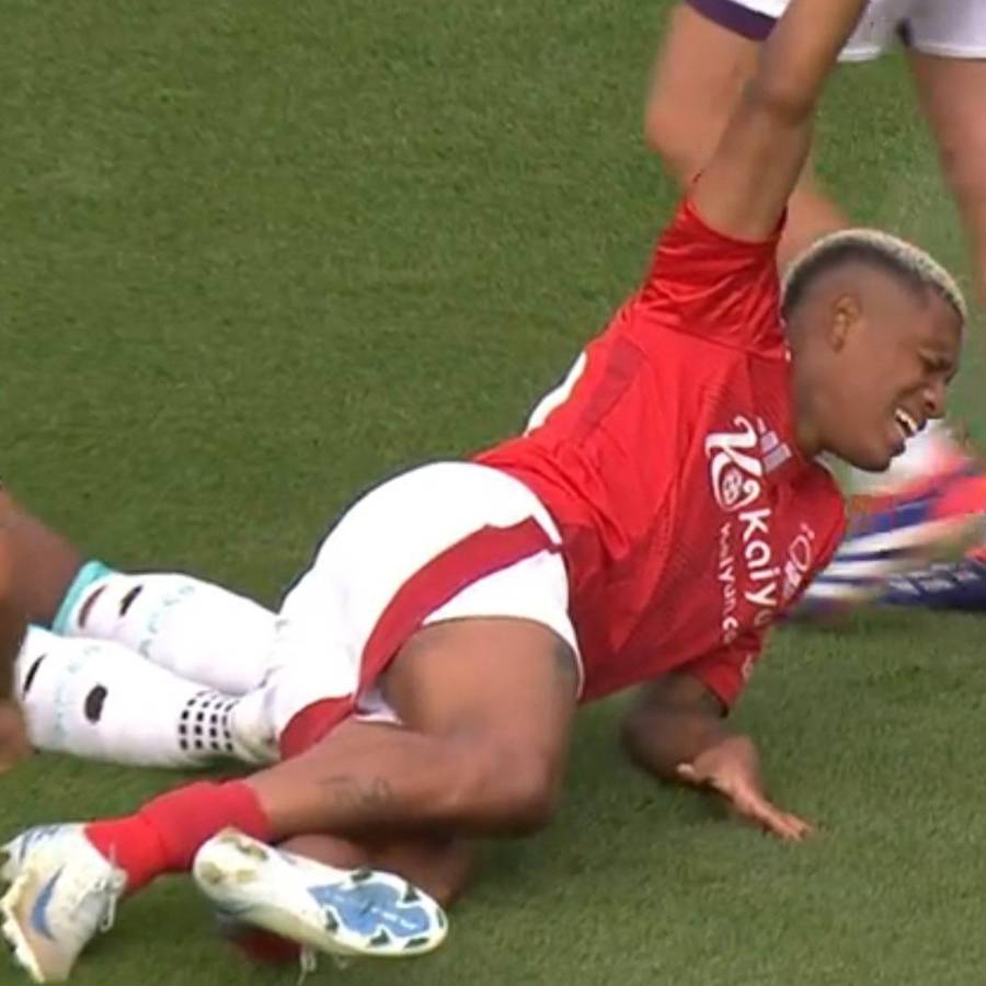 Durísimas imágenes: la escalofriante lesión de Danilo en la Premier League; tuvieron que cubrirlo con una lona