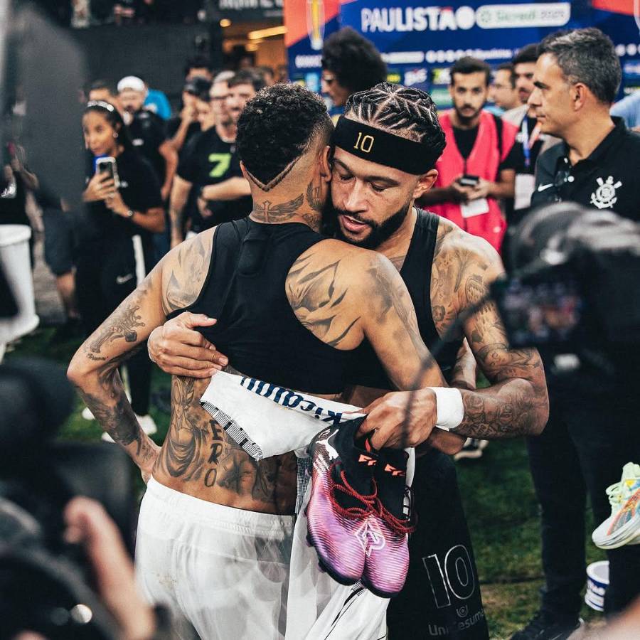 Así fue el reencuentro de Neymar con Memphis Depay y la excusa tras su primera derrota con Santos: “Es muy malo”