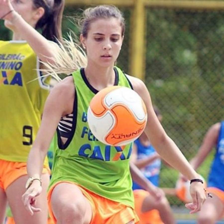 Djenifer Becker, la futbolista perfecta, es una muñeca y brillante en la cancha