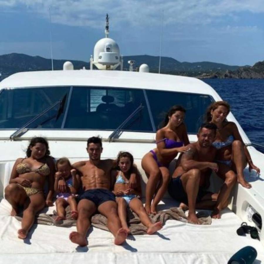 Yates, granjas y bicicletas: Las lujosas vacaciones de los futbolistas, Sergio Ramos con sorpresiva compañía