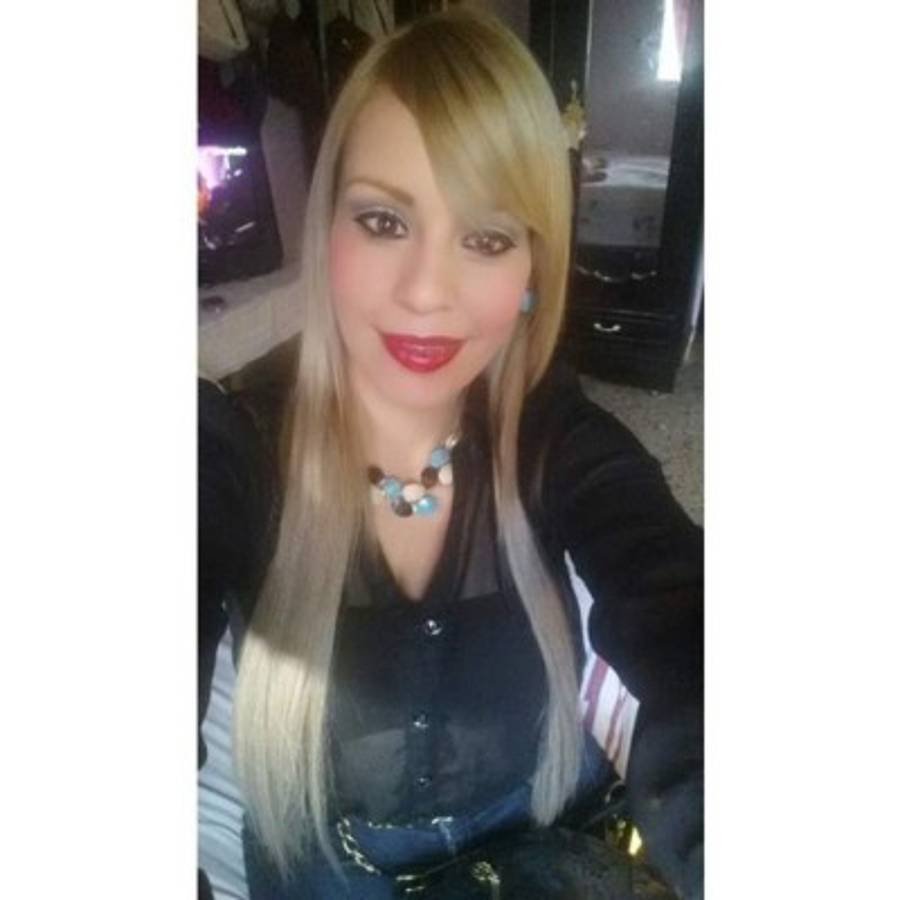 Karencita, la sensual rubia que vuelve locos a los hondureños en los estadios