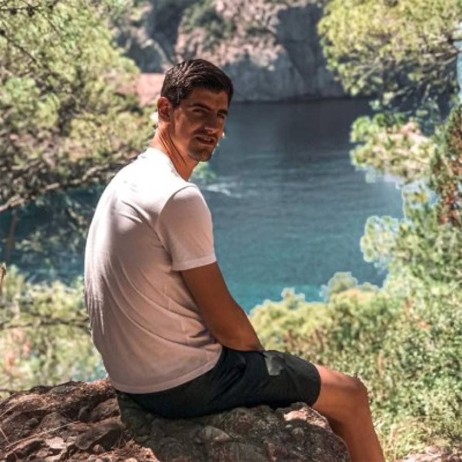 ¡Pillado! Courtois fue captado de vacaciones en Ibiza con dos infartantes mujeres