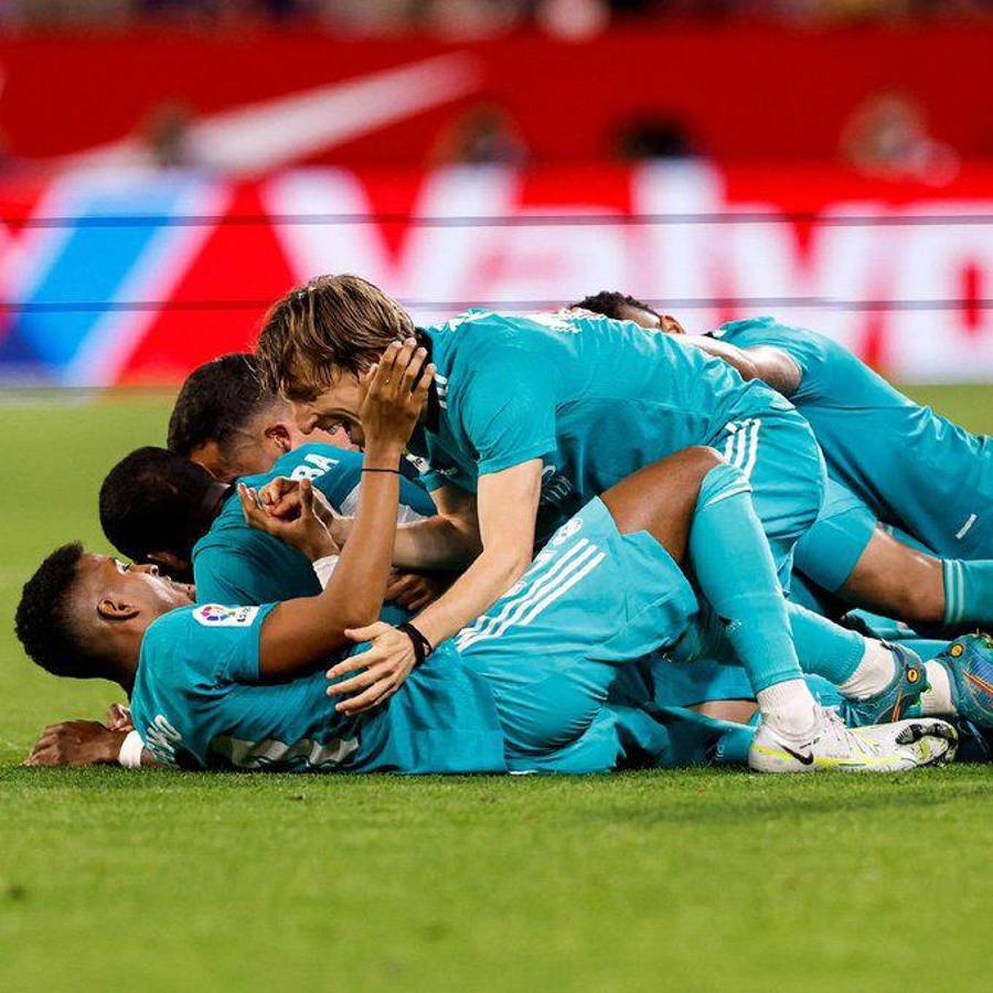 Las fotos de la increíble remontada del Real Madrid: Alaba celebra con otra silla y la bronca de Vinicius