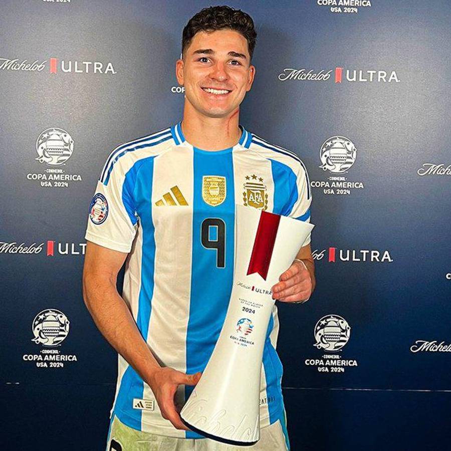 El gesto de Messi con Alphonso Davies y la marca de Julián Álvarez en su cuello; el “beso de la suerte” para la Copa América