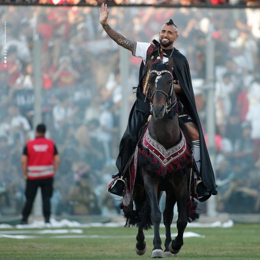 Arturo Vidal regresó a Colo Colo y así fue su épica presentación: llegó en helicóptero y luego montando un caballo como rey