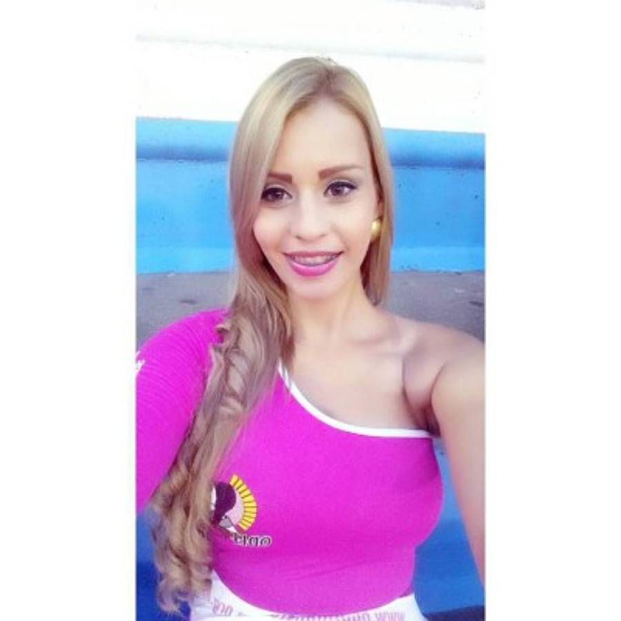 Karencita, la sensual rubia que vuelve locos a los hondureños en los estadios