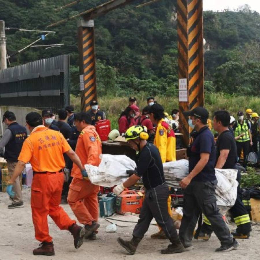 Las dramáticas imágenes de la tragedia en Taiwán: más de 50 muertos y cientos de heridos en un accidente de tren