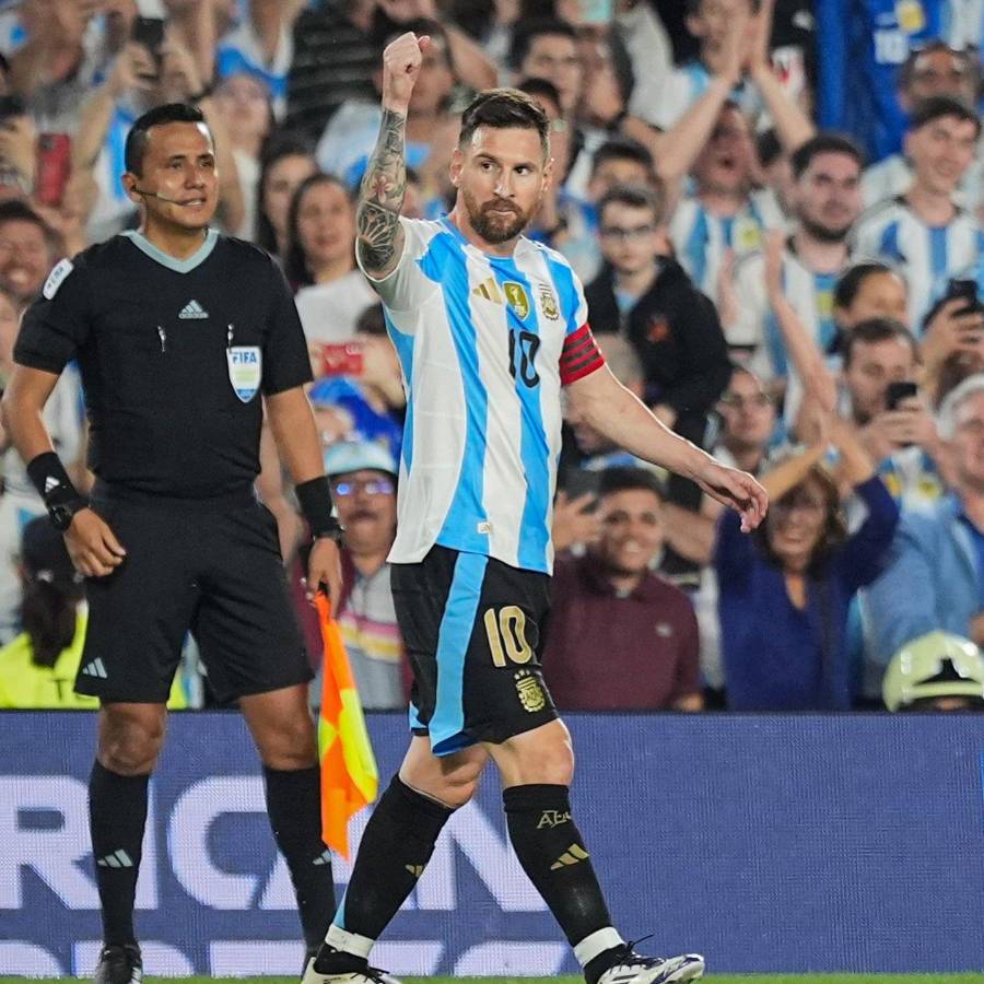 El motivo por el que Messi no se llevó la pelota tras el hattrick con Argentina: quién la tiene y el mensaje de Antonela