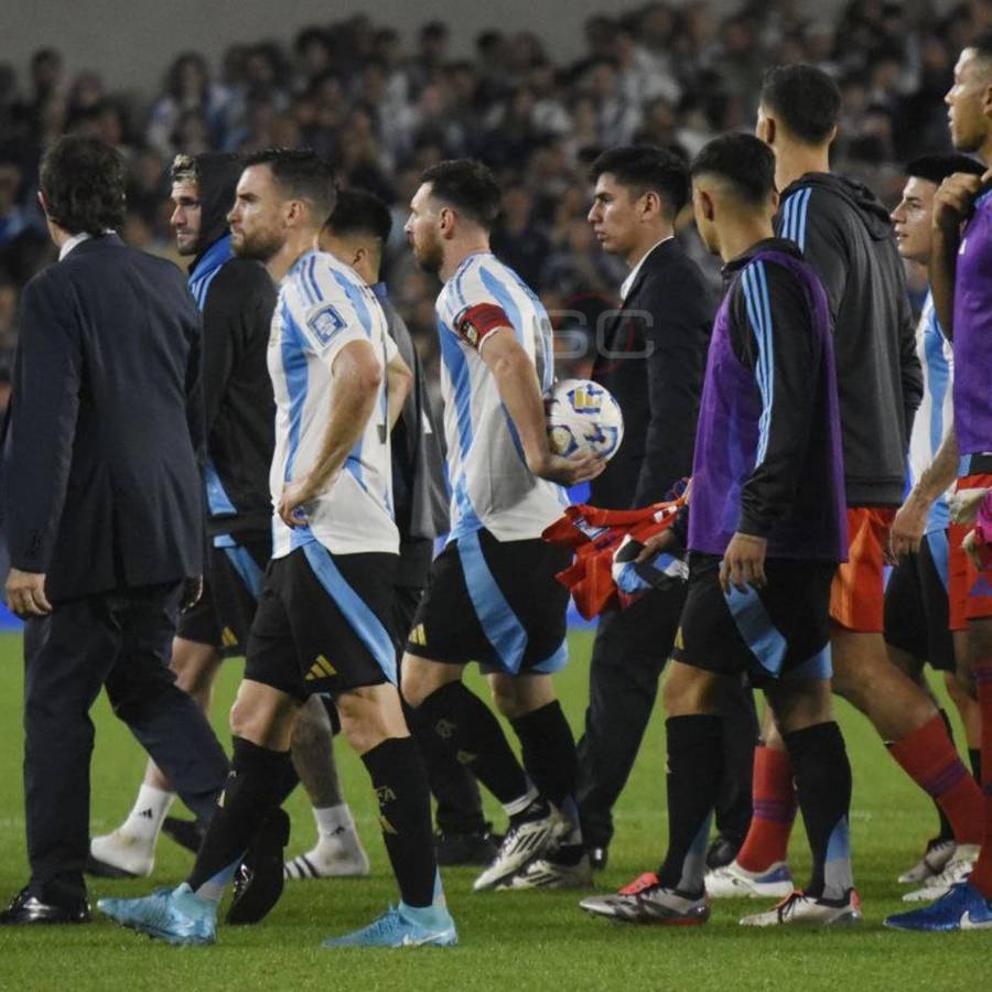 El motivo por el que Messi no se llevó la pelota tras el hattrick con Argentina: quién la tiene y el mensaje de Antonela