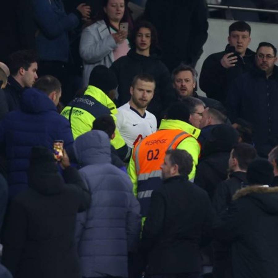 Escándalo: Eric Dier, jugador del Tottenham, sube a la grada y se va a los golpes con un hincha