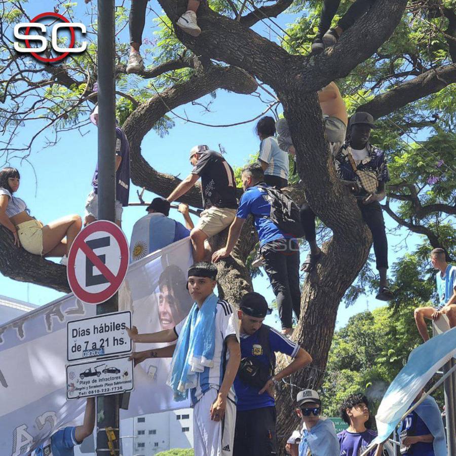 Cinco millones en la caravana de Argentina: Messi bebiendo alcohol, polémica foto de Otamendi y propuestas indecentes