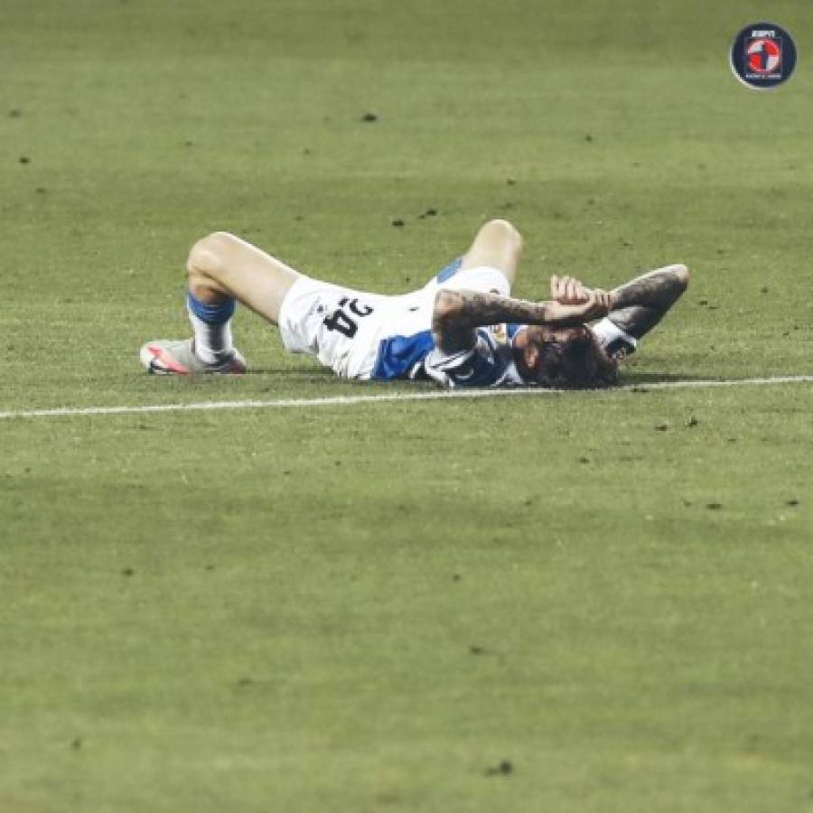 Fotos: Festejo del Barcelona por el descenso del Espanyol, la 'bici' de Piqué y el gesto de Messi