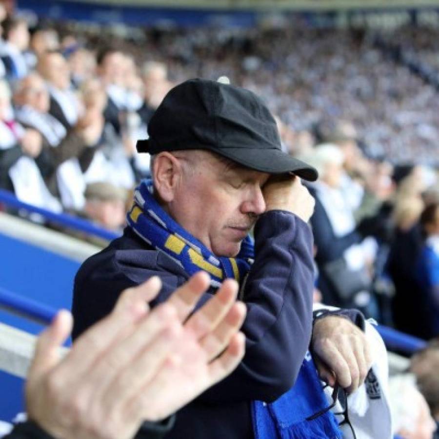 Marcha y llanto: Nuevo homenaje del Leicester a su presidente en el King Power Stadium