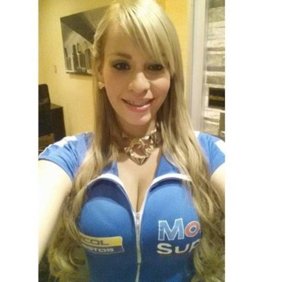 Karencita, la sensual rubia que vuelve locos a los hondureños en los estadios