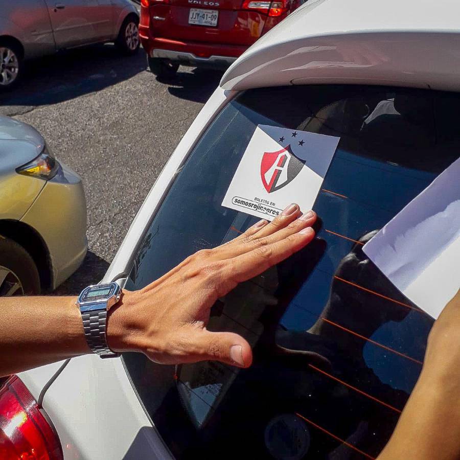 ¡Locura merengue! Afición del Olimpia comienza a “pintar” el estadio Jalisco y esposa de futbolista del Atlas sorprende con mensaje en pancarta