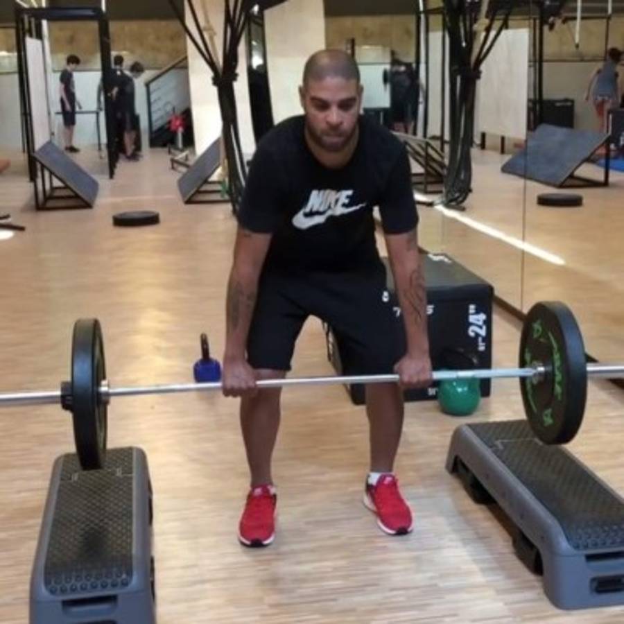 El gran giro que ha dado la vida de Adriano, el crack que volverá al fútbol