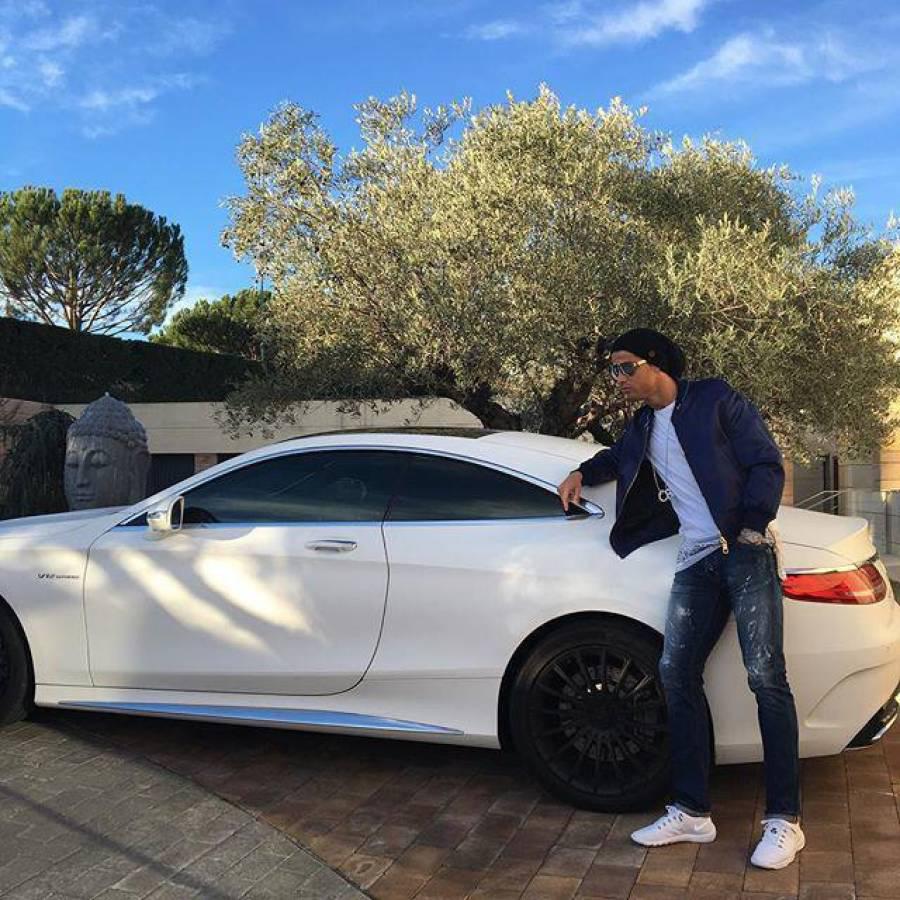 ¡Georgina le regaló una joya más! Asciende la impresionante colección de carros de Cristiano Ronaldo: un garaje galáctico