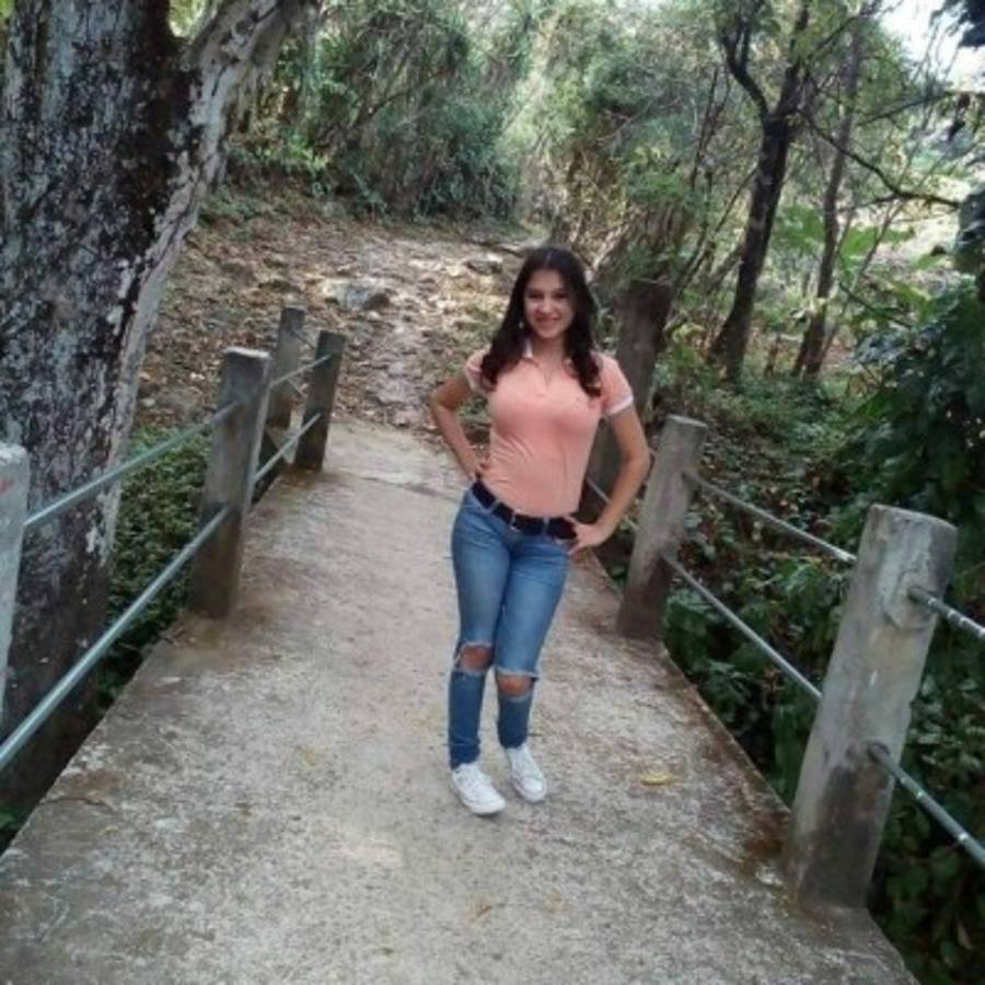 Las bellas novias y esposas de los jugadores del Real España y Olimpia