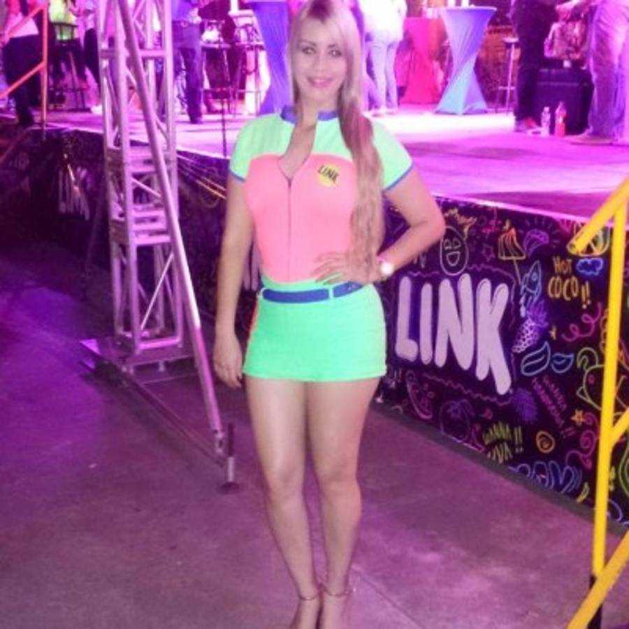 Karencita, la sensual rubia que vuelve locos a los hondureños en los estadios