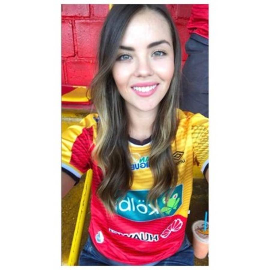 ¡Hermosura florense! Sophía Umaña, la aficionada del Herediano más linda