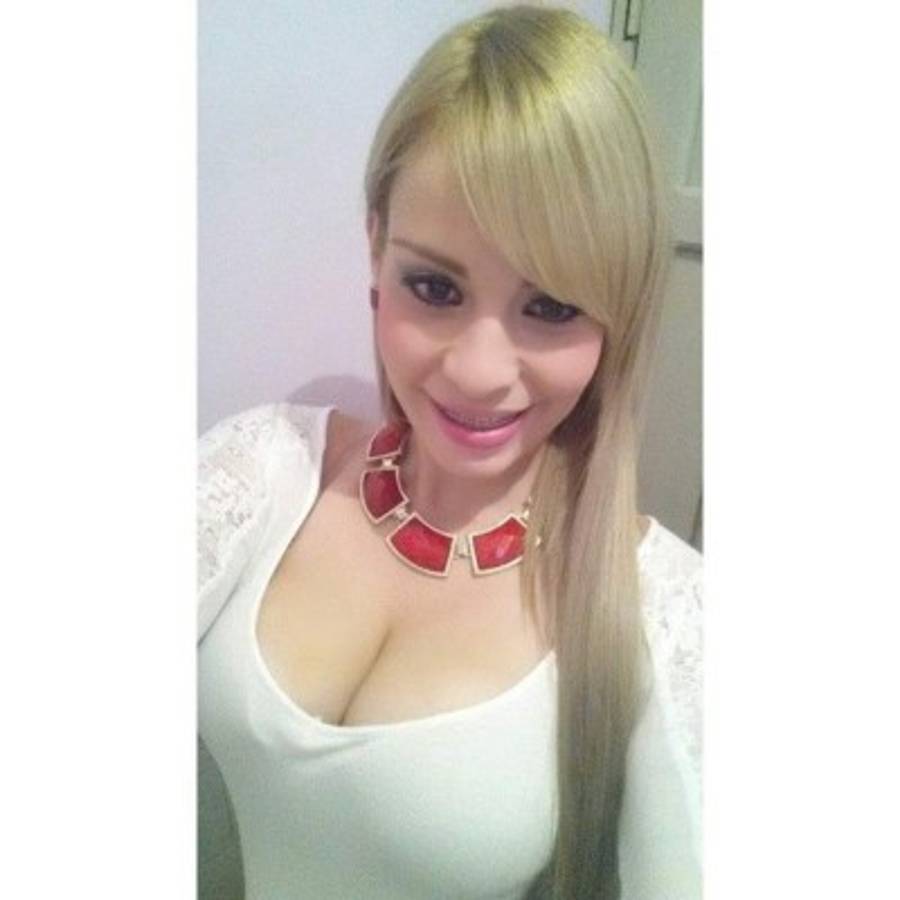 Karencita, la sensual rubia que vuelve locos a los hondureños en los estadios