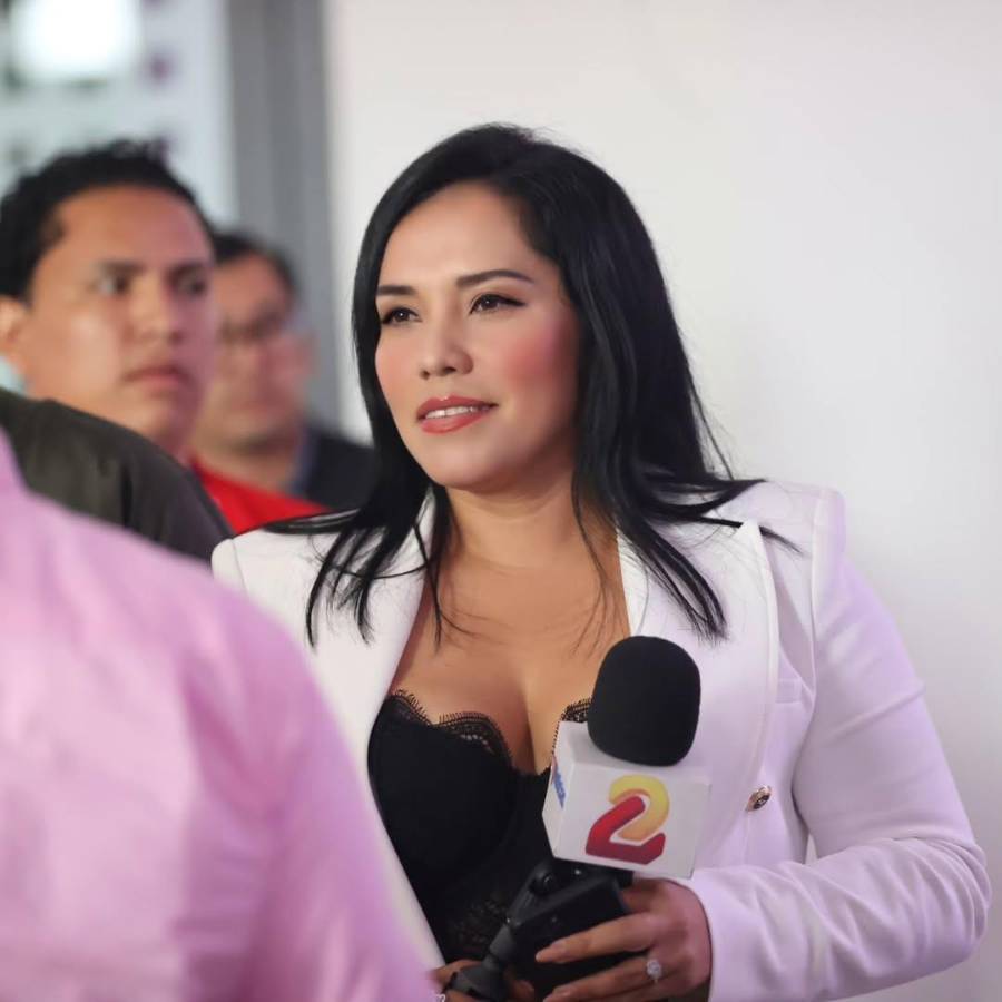 Así es la bella periodista que fue atacada verbalmente por el Fantasma y se defendió