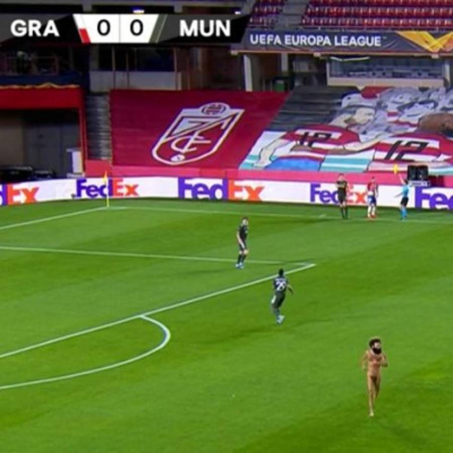 De no creer y en partido a puerta cerrada: Así fue la entrada de un espontáneo desnudo en el Granada-Manchester United   
