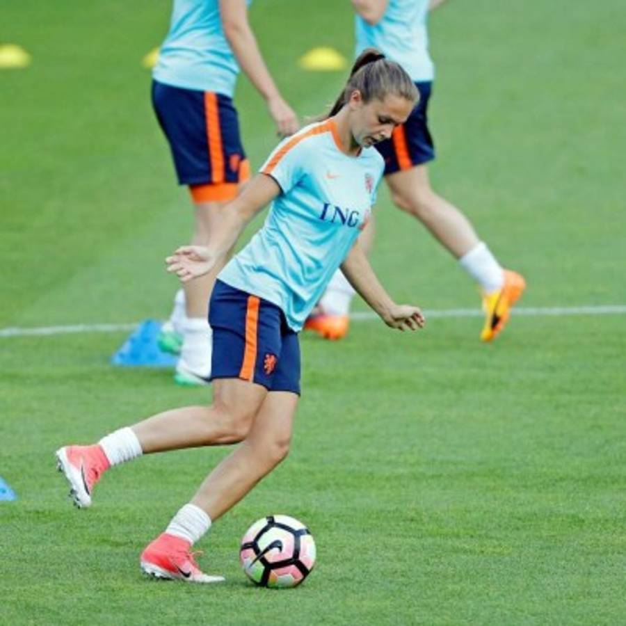 Lieke Martens, la guapa jugadora del Barcelona que fue MVP de la Champions