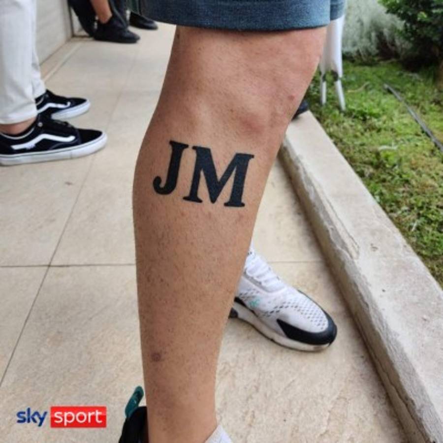 ¿Llegó el nuevo Papa? El brutal recibimiento a José Mourinho en Roma; su gesto con la afición