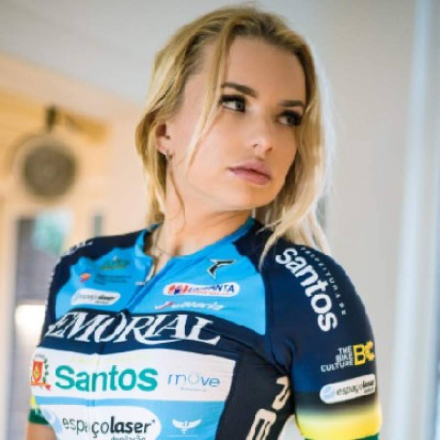 Las fotos 'inapropiadas' por las que un equipo de ciclismo ha vetado a la sexy Tara Gins