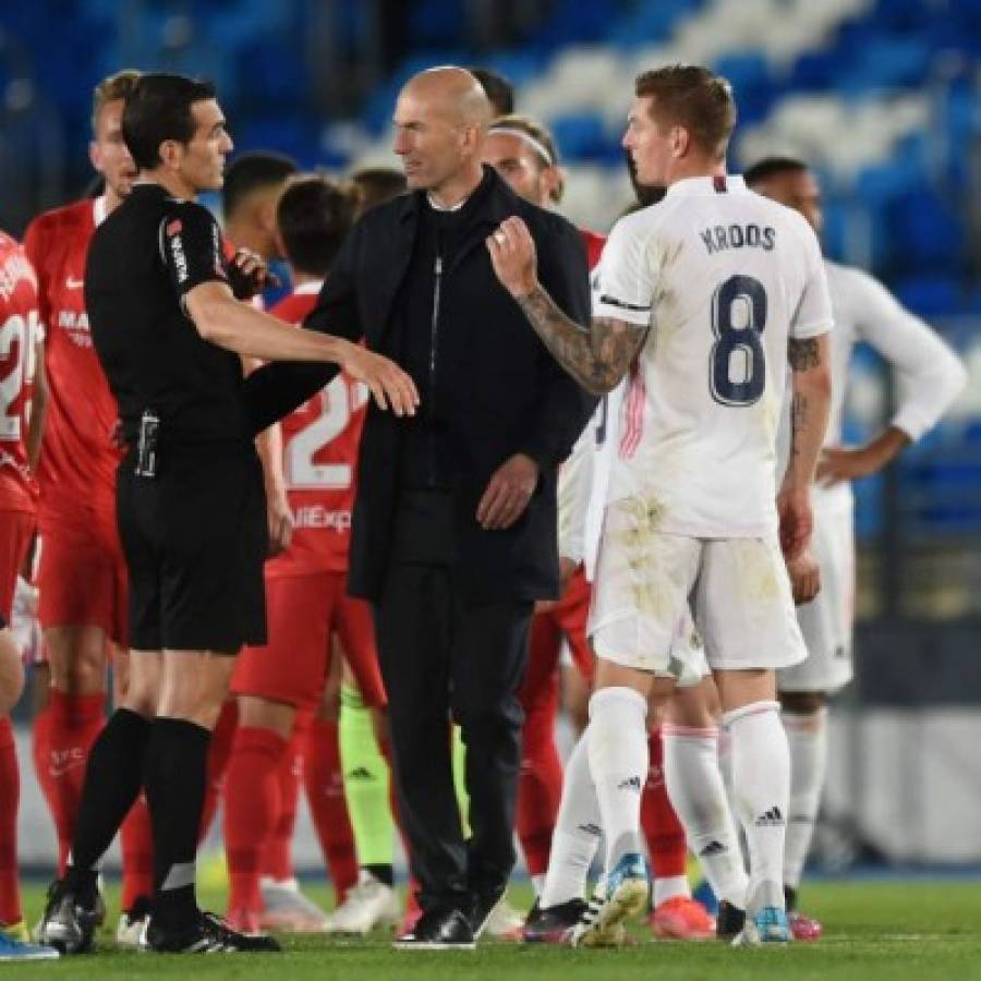 Fotos: Zidane fue a buscar al árbitro y los polémicos penales en el Real Madrid-Sevilla