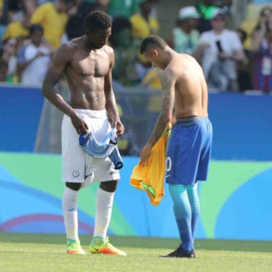 Famosos artistas y futbolistas que han posado con la camisa de clubes hondureños y de la Selección Nacional