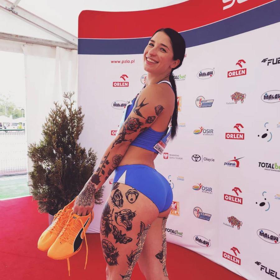 París 2024: así es la corredora polaca que se hizo viral por un peculiar saludo y exuberantes tatuajes