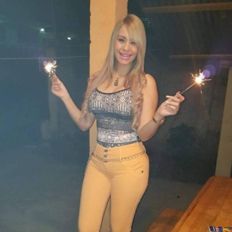 Karencita, la sensual rubia que vuelve locos a los hondureños en los estadios