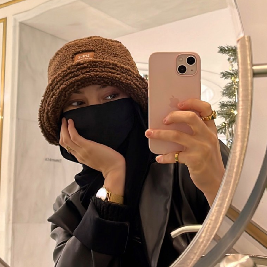 Siempre con el rostro cubierto: la influencer y misteriosa mujer que conquistó a crack del Barcelona