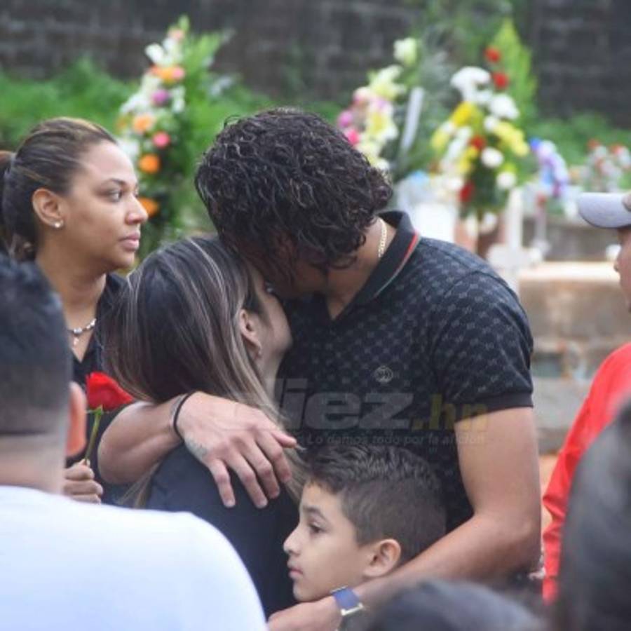Las desgarradoras imágenes del sepelio de la madre de Kevin Hernández