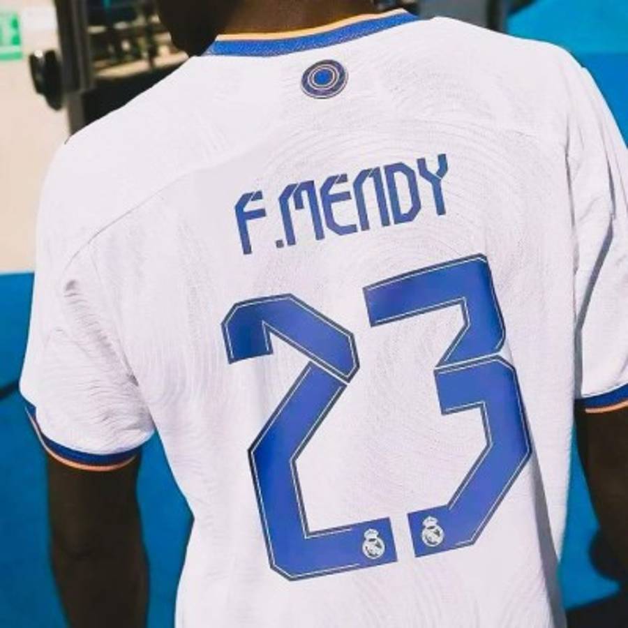 La tipografía de número sorprende: Benzema, Marcelo y Asensio lucen la nueva camisa del Real Madrid