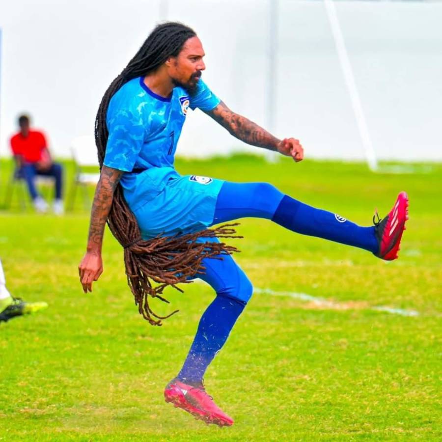 ¡Esto solo se ve en Concacaf! Aedan Scipio, el futbolista con el look más extraño del mundo: su pelo largo se volvió viral