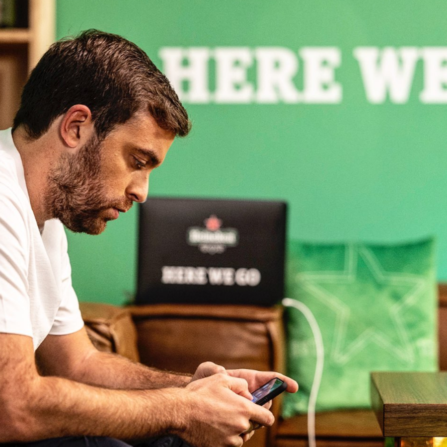 Su primer ‘bombazo’ y la noticia que lo cambió todo: la agitada vida de Fabrizio Romano, el periodista que le pega a los fichajes