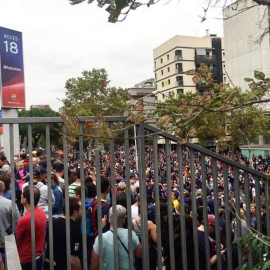 La locura en las afueras del Camp Nou tras cerrar estadio para el Barcelona-Las Palmas