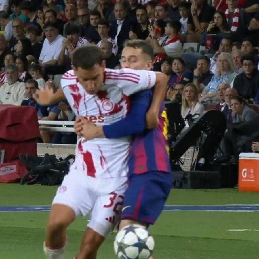 El doble error del árbitro que benefició a Barcelona en la paliza, insólita jugada que el VAR señaló y beso a Nicki Nicole