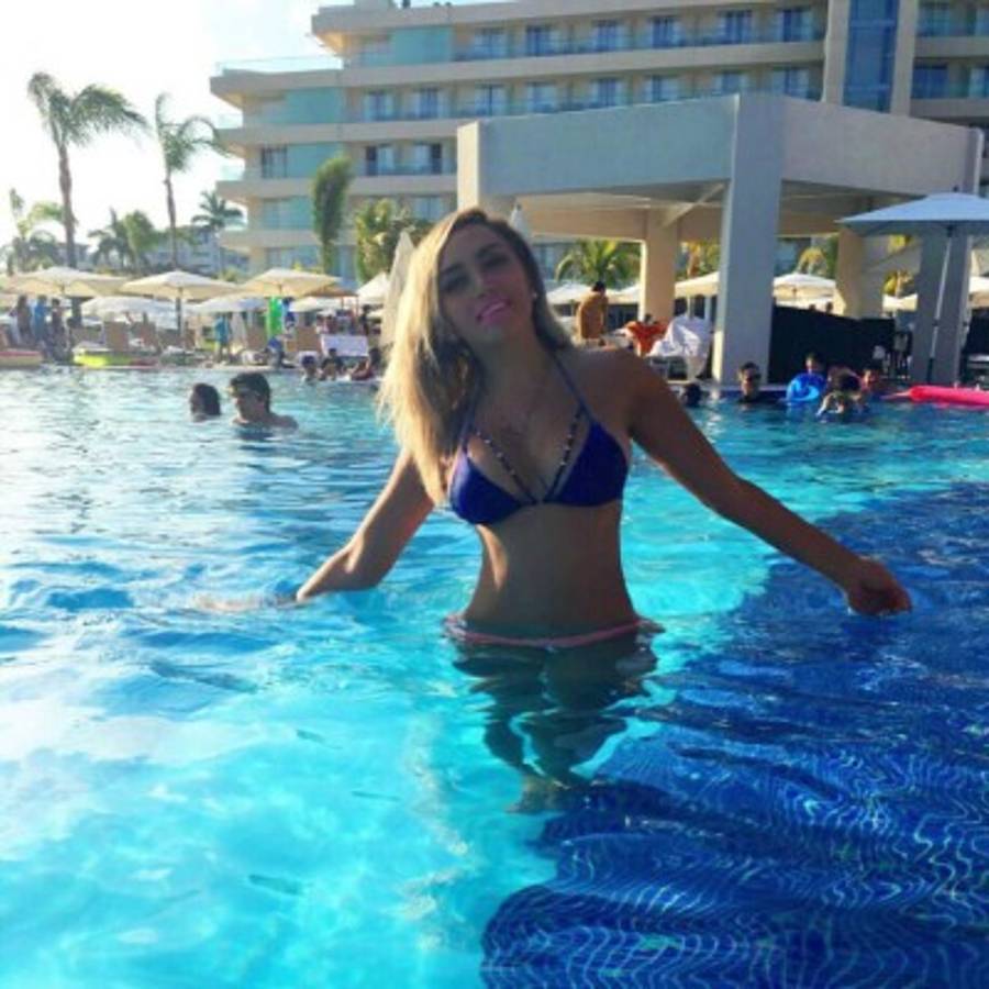 ¡Atención ticos! Nallely Esparza es la bella conductora que apoya con todo al América