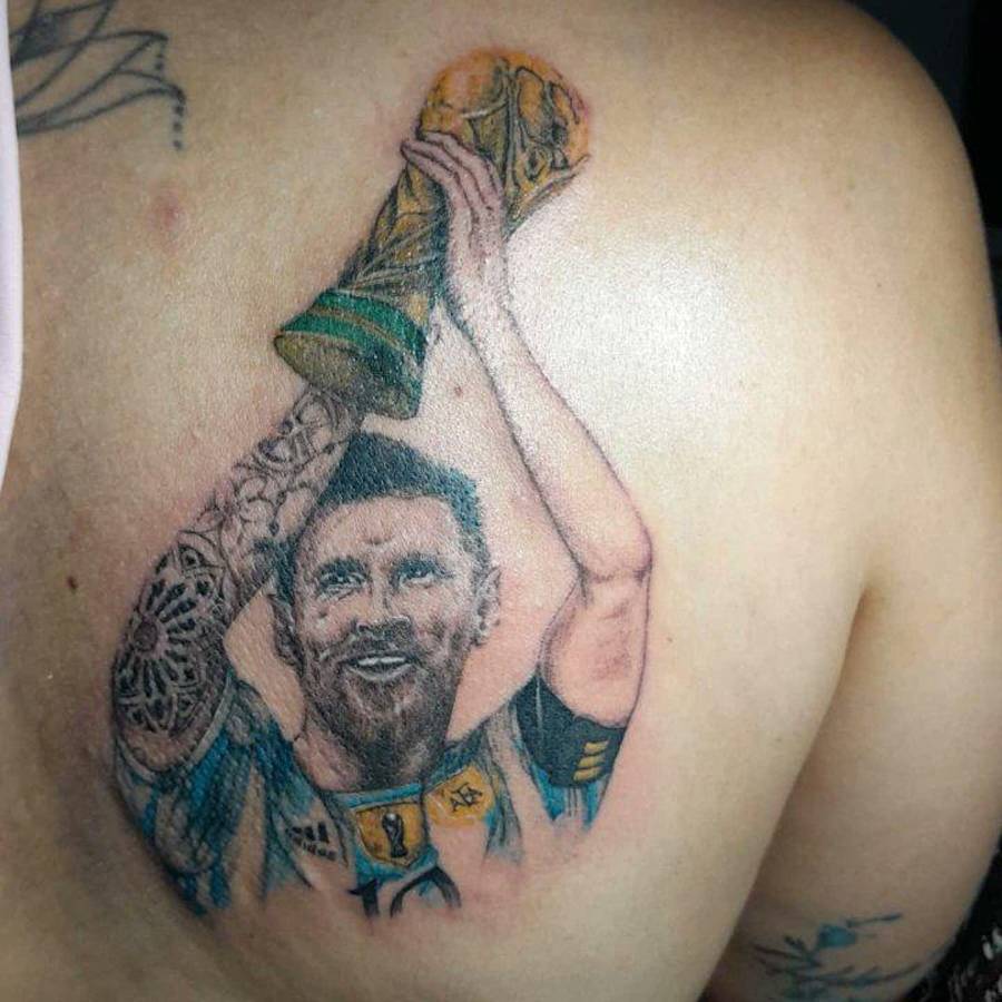 Tremenda locura: los increíbles tatuajes sobre Messi luego de ganar con Argentina el Mundial de Qatar y el ‘‘qué mirás, bobo’’